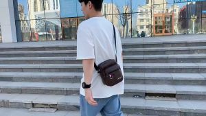 PIYU กระเป๋าสะพายหนังแฟชั่นสำหรับผู้ชาย  กระเป๋าสะพายธุรกิจแบบสบาย ๆ  ยืนขึ้นกระเป๋าสะพายขนาดใหญ่  กระเป๋าสะพายผู้ชายสไตล์วินเทจสไตล์ยุโรป  กระเป๋าสะพายผู้ชายสไตล์วินเทจสีทึบ  กระเป๋าสะพายผู้ชายสไตล์ยุโรป  กระเป๋าสะพายผู้ชายสไตล์วินเทจ