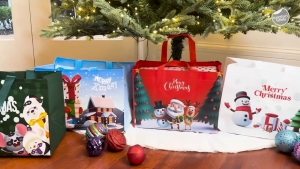 Large Capacity Christmas Gift Non-Woven Storage Bag Reusable Shopping Handbag Santa Claus Bell Snowman Elk Printed Gifts Bag Christmas Candy Cookie Packing Bags Xmas Non-woven Tote Bag Cartoon Christmas Gift Eco-friendly Bag