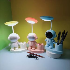 Đèn bàn LED Học tập đa chức năng bảo vệ mắt có giá đỡ bút Phim hoạt hình Phi hành gia
