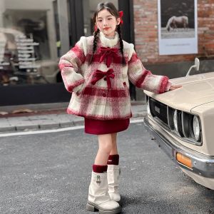 เสื้อโค้ทขนสัตว์หนาสำหรับเด็กผู้หญิง ฤดูใบไม้ร่วง/ฤดูหนาว เสื้อคลุมกันหนาวแบบมีฮู้ด ปกโปโล กระดุมเดียว สีแดง ชุดปีนี้