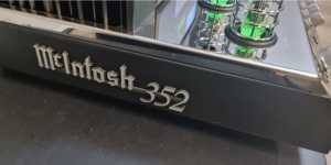 [SHOWROOM DEMO SET FOR SALE] McIntosh 352 amplifier with green vacuum tubes and chrome finish.
