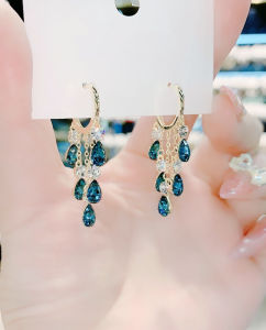 ต่างหูคริสตัลหยดน้ำสีน้ำเงินสะท้อนแสงยาวหรูหรา ดีไซน์เก๋ไก๋ ต่างหูแบบห่วงสำหรับผู้หญิง เครื่องประดับแฟชั่น