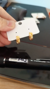 BÔNG TAI TITAN KHOEN TRÒN MẶT TRÒN ĐEN MÀU VÀNG