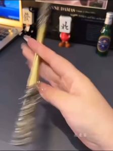 HỘP QUẸT BẬT LỬA GA ĐÁ THIẾT KẾ HÌNH GẬY NHƯ Ý-THIẾT BẢNG TÔN NGỘ KHÔNG WUKONG NHỰA+ KIM LOẠI