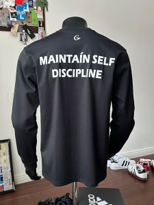 เสื้อยืดคอกลมแขนยาวพิมพ์ลายสตรีทสีดำสำหรับผู้ชาย เสื้อเชิ้ตชั้นใน Cleanfit สำหรับฤดูใบไม้ร่วง แบรนด์แฟชั่นอเมริกัน