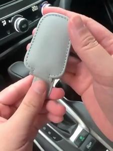 Giá Đỡ Kính Mát Từ Tính Bằng Da PU Kẹp Đa Năng Móc Treo Kính Trên Kính Chắn Nắng Ô Tô Dành Cho Kính Râm