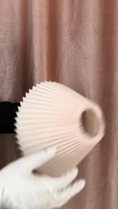 เรียบง่ายจีบโคมไฟตั้งพื้นสามสีหรี่แสงบรรยากาศไฟ LED พร้อมสวิตช์ใช้งานง่ายแข็งแรงสูง 150 ซม