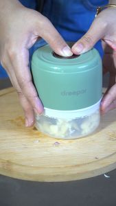 Wireless Mini Electric Garlic Puree Food Chopper Kitchen Tools Household Garlic Masher(GREEN)