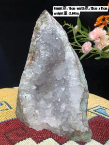 Raw Natural Clear Quartz with Purple amethyst at the point crystal原矿原始白水晶 带着紫影山在尖尖的顶部 无大漠无抛光大自然的给予 能量翻倍绿皮玛瑙明显可见 围绕整棵水晶边部