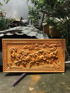 Tranh gỗ mã đáo thành công để bàn làm quà tặng ngang 38 cao 20 cm  ngang 42 cao 77cm  ngang 24 cao 37cm có chân tranh gỗ decor (có móc treo)(nhiều kích cở)