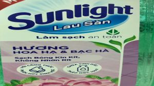 Nước lau sàn Sunlight Hương hoa hạ và Bạc Hà màu xanh lá chai 1kg