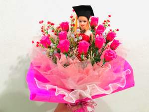 ช่อดอกไม้รับปริญญา บัณฑิตน้อย ตกแต่งด้วยดอกกุหลาบและตุ๊กตาน่ารัก