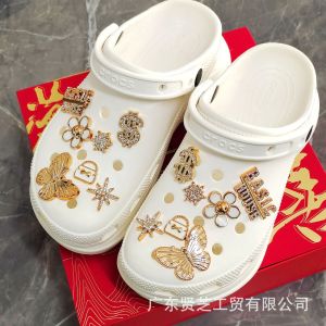 หัวเข็มขัดสีทองสไตล์หรูหรา14ชิ้นจี้รูปผีเสื้อ3D ดอกไม้ประดับตกแต่งถอดเพชรหัวเข็มขัดรองเท้าลายสลักสำหรับ Crocs