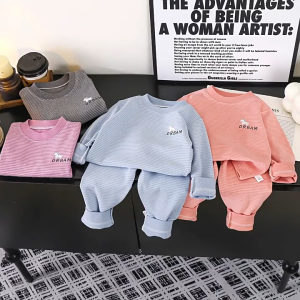 ชุดเสื้อผ้าเด็ก ชุดสองชิ้นสำหรับเด็กหญิงและเด็กชาย เสื้อแขนยาวและกางเกงกันหนาวผ้ากำมะหยี่หนา