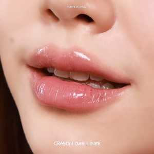 (ส่งไวภายใน1วัน) MEILINDA Crayon over liner เมลินดา ลิปไลเนอร์ เนื้อนุ่มลื่นมาก เนื้อไม่แห้ง ไม่ทำให้ตกร่อง มาพร้อมแปรงที่ช่วยเบลนด์ขอบปากให้ดูฟุ้ง ยิ่งขึ้น (1แท่ง/1.2g)