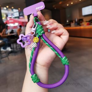 สร้อยข้อมือโทรศัพท์แบบสั้นพร้อมตัวสะกดสีบล็อกสร้อยคอโทรศัพท์แบบสะพายข้อมือพร้อมปendentive ดีไซน์สร้างสรรค์พร้อมเครื่องดนตรีขนาดเล็ก