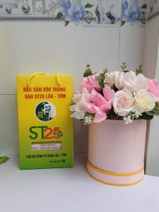 Gạo ST25 LÚA TÔM của kỹ sư Hồ Quang Cua. hộp 2kg hút chân không.