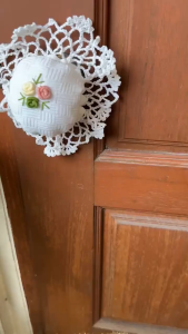 ที่หุ้มลูกบิดประตู ผ้าฝ้ายแท้ปักลายดอกไม้ (ปักตัวหนอน) ถักริมโครเชต์ ปลอกลูกบิดกันไฟฟ้าสถิต หุ้มเกียร์รถได้