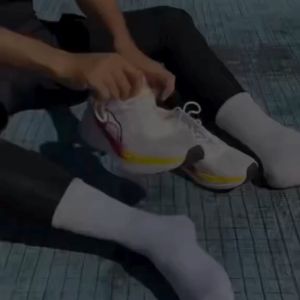 Sepatu Olahraga Running Pria Ringan Sepatu Hitam Putih Cowok Lokal Sporty