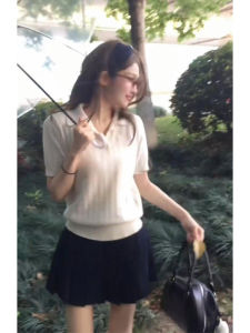 YUEZHONGWEI | เสื้อยืดคอโปโลแขนสั้นผ้าไหมน้ำแข็งถักสไตล์อเมริกันสำหรับผู้หญิงในช่วงฤดูร้อนแบบมีดีไซน์เอวสูง ทรงสลิมฟิต