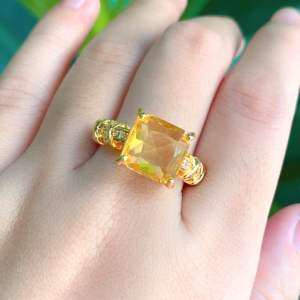CINCIN EMAS SENIA BATU GIOK KUNING KOTAK TITANIUM ANTI LUNTUR