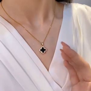 Sty⚡ Kalung Titanium Semanggi Empat Daun Wanita / kalung titanium wanita / Rantai klavikula mewah ringan