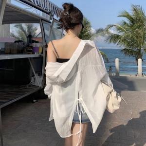 เสื้อเชิ้ตแขนยาวบางๆ หลวมๆ สำหรับผู้หญิงในฤดูใบไม้ผลิและฤดูร้อน ดีไซน์เปิดหลัง ดีไซน์เกาหลี ผ้า PU คอโปโล