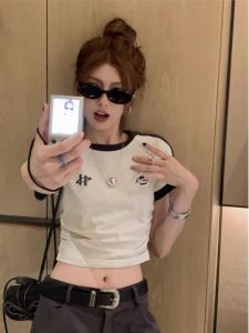 เสื้อยืดแขนสั้นพิมพ์ลาย Slim-fit สําหรับผู้หญิงเสื้อผ้าทํางานลําลองฤดูร้อนพร้อมรายละเอียด Ruched ความหนาปกติ