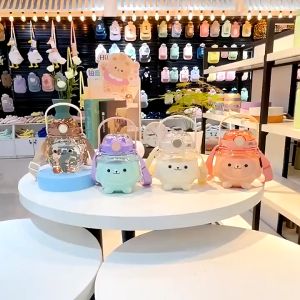 Bình Đựng Nước 1000ml Hình Gấu Ngộ Nghĩnh Dễ Thương - Có dây đeo ống hút liền