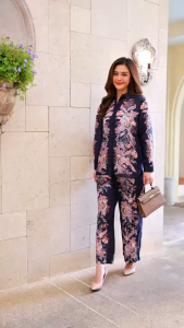 ดเซ็ทเสื้อ+กางเกงลินินแท้เกรดพรีเมี่ยม ชุดมาพร้อมลวดลายสวย พิมพ์คมชัด โดดเด่นด้วยกระดุมมุก กางเกงมีกระเป๋า ชุดนี้สวยเก๋ มีคลาสมากค่ะ