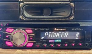 máy phát nhạc liền Amply Pioneer DEH 3350UB. tính năng usb aux cd mp3 giành cho mọi loại xe