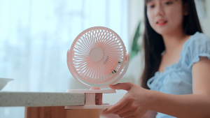 Quạt Kẹp Bàn Tích Điện Xoay 360 Độ Sạc USB Quạt sạc Quạt Mini Tích Điện Để Bàn Cực Mát Phiên Bản Kẹp Bàn Chắc Chắn Gió Mạnh Pin Trâu