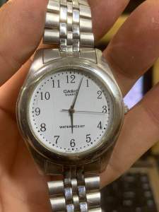 Đồng hồ nam CA$IO QUARTZsize 36mm mặt trắng cọc số học trò kính xước nhẹ khung kim loại mạ thép có bị lấm tấm phía sau dây thép không gỉ khóa thông minh zin chuẩn hãng