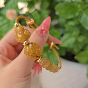 Q2042 Vòng ngũ điếu cỏ 4 lá hồ ly Thạch Anh Tóc Vàng đá thiên nhiên loại dày tóc cho Thổ và Kim - Phong Thuỷ TUDO P