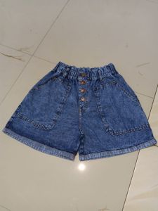 HOTPANTS JEANS KANCING DEPAN - Hotpants Jeans Wanita Terbaru - Celana Hotpants Jeans Wanita Kekinian