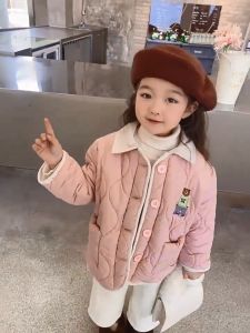 WANDER เสื้อกันหนาวเด็กผู้หญิง เสื้อหนาวเด็กญ การออกแบบตัวอักษรที่ทันสมัย ฤดูใบไม้ร่วงฤดูหนาวปี 2024 เวอร์ชั่นเกาหลีใหม่พร้อมกำมะหยี่และผ้าฝ้าย24111