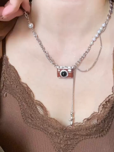 สร้อยคอ ชุด2ชิ้น สร้อยคอจี้กล้องมุกย้อนยุค เหล็กไททาเนียม สีน้ำตาล สไตล์สาวหวานและเท่ ร้อนแรง 2025 สไตล์ใหม่สุดฮอ