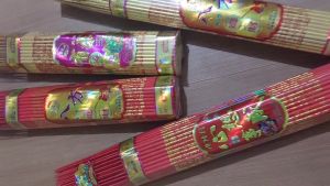 MJ Hio Dupa Motif Tulisan 39 cm Bungkus Segi 6 Asap Sedikit 113 Pcs / Sembhayang Less Smoke Durasi 1 Jam