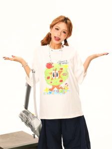 T-Shirt Wanita Lengan Pendek Putih - Motif Kartun Lucu & Desain Streetwear  Katun Tipis Bernapas 2025  Baju Longgar Slim Fit Kerah Bundar  Tren Musim Panas Gaya Amerika Ukuran Besar  Rasa mewah dan premium  Tops  Slip - on  Modis  Serbaguna  Eksklusif