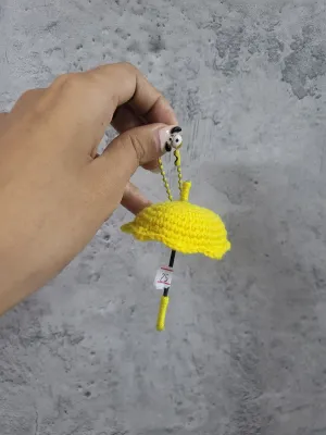 Móc khoá len Mèo đi mưa