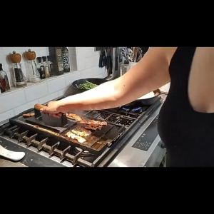 เครื่องกดเนื้อสเต็กเหล็ก แข็งแรง ทนความร้อน เหมาะสำหรับใช้ทับเนื้อเวลาย่าง ช่วยให้สเต็กสุกเท่ากันทั้งชิ้น HE0050-51