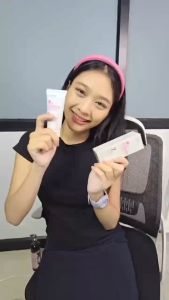 AURACHIC โรส ไวท์เทนนิ่ง โทนอัพ บอดี้ ครีมบำรุงผิว 250ml +โรส ไวท์เทนนิ่ง โทนอัพ ครีมบำรุงผิวหน้าและผิวกาย 50ml