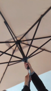 ร่มกลางรูปสี่เหลี่ยมขนาด2.4*2.4 เมตร ร่มกันแดดกลางแจ้ง ร่มกันฝน สวน ลาน ร้านกาแฟ ร่มกันแดดกลางแจ้ง