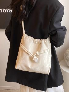 กระเป๋าถือทรงถังสะพายข้างแบบเรียบง่ายสำหรับผู้หญิงในช่วงฤดูร้อนปี 2024 กระเป๋าสะพายไหล่แบบลำลองที่ทันสมัย ​​และอเนกประสงค์สำหรับการเดินทางไปทำงาน