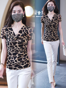 เสื้อยืดแขนสั้นคอวีลายเสือดาวสไตล์เกาหลีสำหรับฤดูร้อน เสื้อชั้นในลายลูกไม้ชั้นในทรงเข้ารูป ปกโปโล แขนสั้น ผ้าฝ้ายผสม