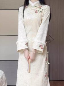 ชุดกี่เพ้าผ้าไหมคอตตอนขนแกะสีเทาใหม่ฤดูหนาวปี 2025 ชุดยาวสำหรับใส่ไปทำงานสไตล์จีนย้อนยุค แขนยาว กระโปรงทรงเอ