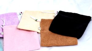 ถุงเชือกรูดผ้าลูกฟูกไซส์เล็ก จัดเก็บเหรียญ สายชาร์จ ช่องเปิดปิดเชือกรูดพร้อมตัวล็อค มี 7 สี