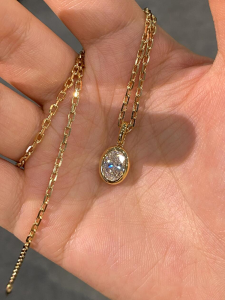 Golden Flashing Oval Pigeon Egg Necklace Womens New 2025 High-End Sensation Clavicle Chain Lightweight Luxury Niche Accessories