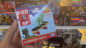 Mô Hình Xe Ván Trượt Đúc Kim Loại Kèm Nhân Vật Khủng Long Rex Mini - Dream Tomica Toy Story 5 SP