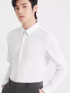 เสื้อเชิ้ตผู้ชายสีพื้นฤดูใบไม้ร่วง ทรงสลิมฟิต ผ้าฝ้ายผสม แขนยาว ปกแหลม ระบายอากาศได้ดี ใส่ไปทำงาน